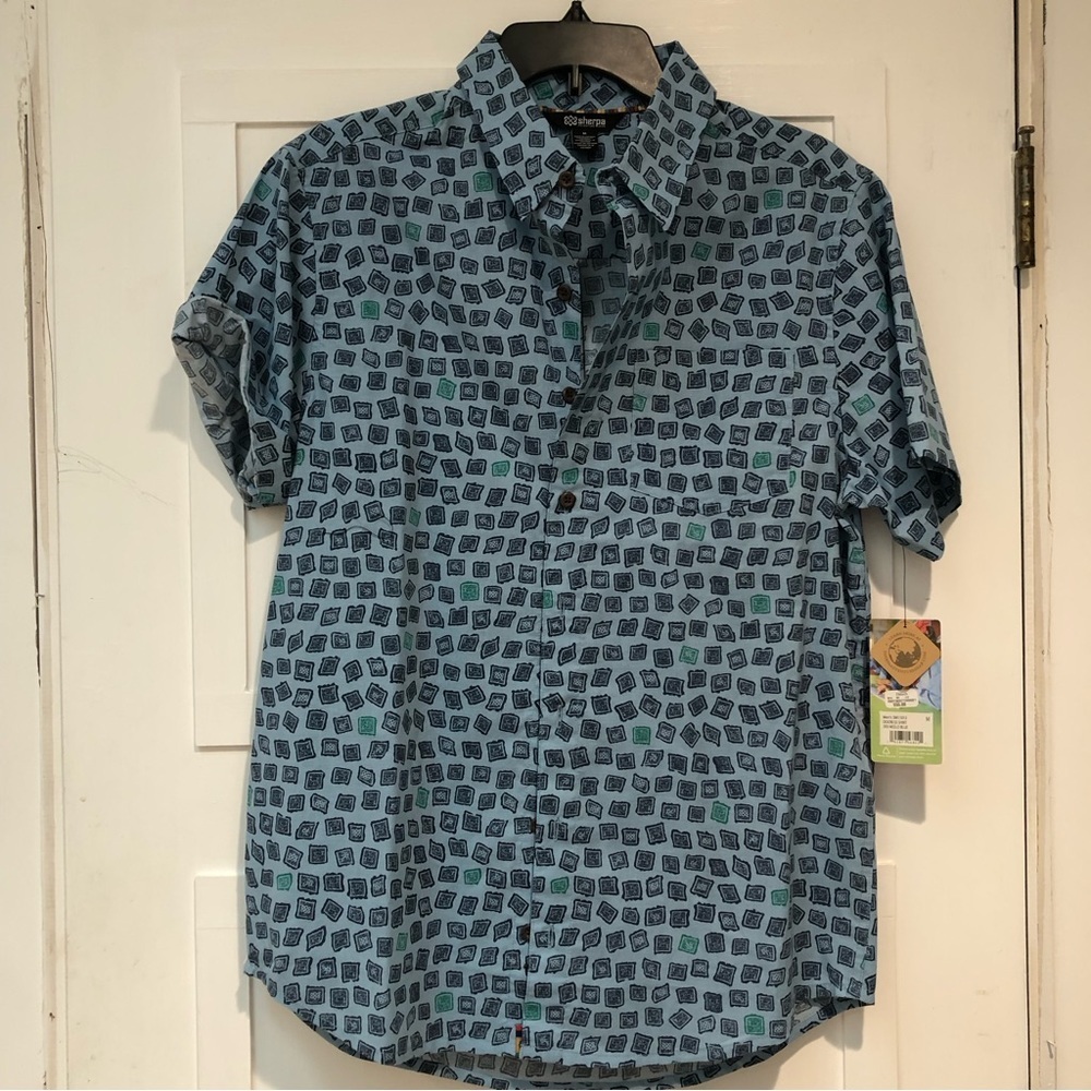 NWT Sherpa adventure gear Mens short sleeve Neelo blue patterned M
